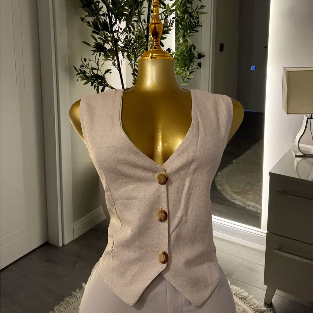 Bonita Boutique Cream Button-Down Camisole
